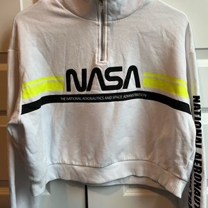 Cropped Long Neck Sweatshirt with Zipper.